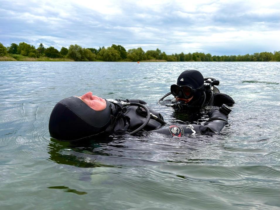 Rettungsübung - Schieben Rettungsübung - Taucher schiebt Verunfallten