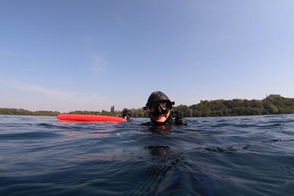 Taucher mit Boje Taucher mit Boje
